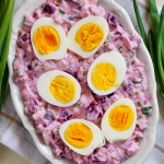 Jajka w sosie buraczkowym