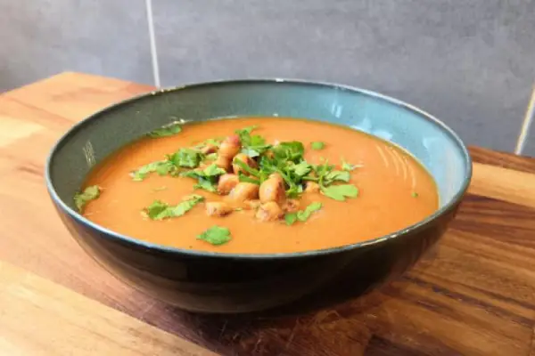 Pikantna zupa krem z dyni i pomidorów