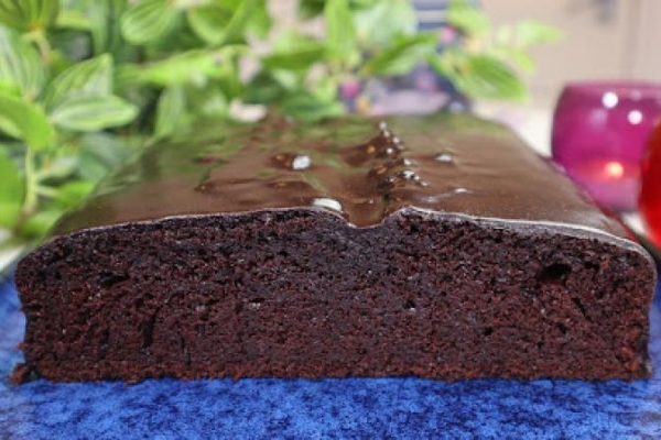 Wilgotne ciasto czekoladowe z błyszczącą polewą