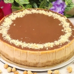 Kremowy sernik orzechowy