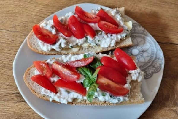 Twarożek bazyliowy z oliwkami