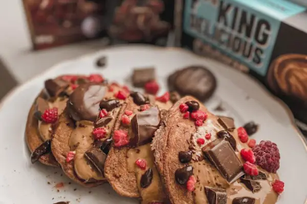 Pancakes kawowo-czekoladowe z malinami