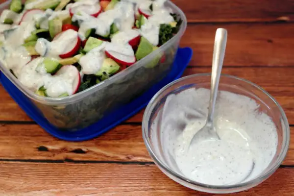Jarmużowo-pokrzywowa sałatka z warzywami i sosem czosnkowym