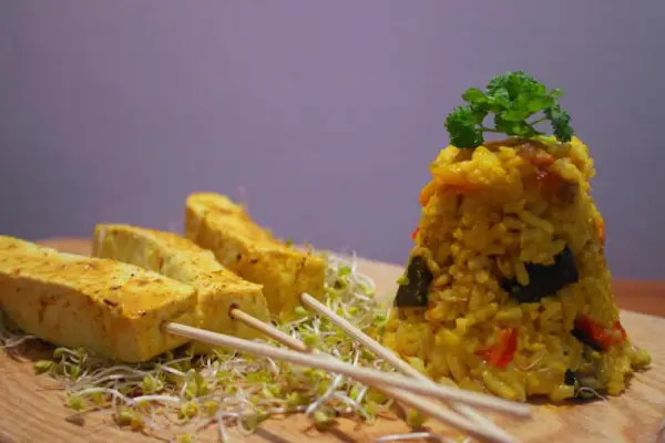 Tajskie sataye z tofu z kolorowym ryżem curry