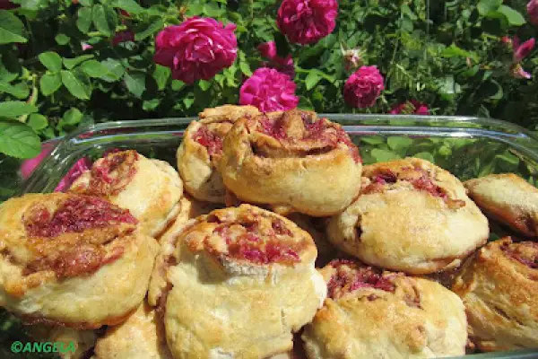 Cynamonki orkiszowe z różą - Cinnamon And Rose Petal Tea Cakes - Girelle alla cannella con marmellata di petali di rose