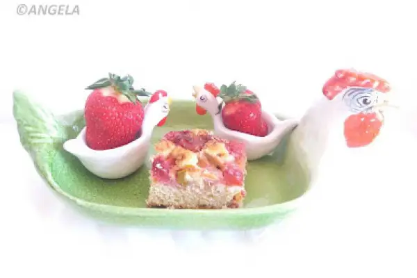 Ciasto orkiszowe z rabarbarem, truskawkami i kwiatami bzu czarnego - Spelt Strawberry And Rhubarb Cake Recipe - Torta al rabarbaro e fragole