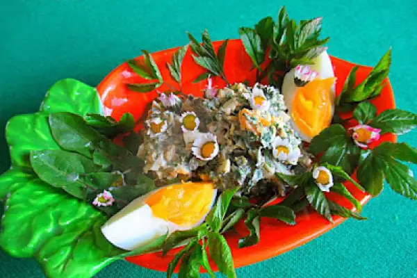 Surówka jajeczna z podagrycznikiem i stokrotkami - Egg And Goutweed Salad Recipe - Insalata con uova sode, margherite ed imperatoria