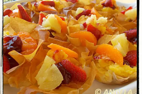Ciastka (sakiewki) z budyniem i owocami z ciasta filo  - Fruit And Custard Filo Tea Cakes - Dolcetti (cestini) con crema e frutta di stagione