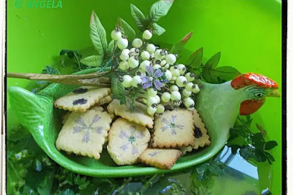 Ciastka z szafranem i kwiatami dzikiego ślazu - Saffron And Malva Flower Biscuits -  Biscotti allo zafferano e fiori di malva