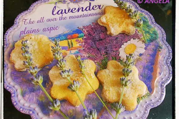 Szkockie ciastka maślane z kwiatami lawendy - The Scottish Lavender Shortbread - Biscotti scozzesi al burro e lavanda