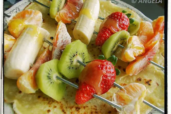 Owocowe szaszłyki na naleśniku - Fruit Skewers & Pancakes -  Spiedini di frutta su letto di crepes