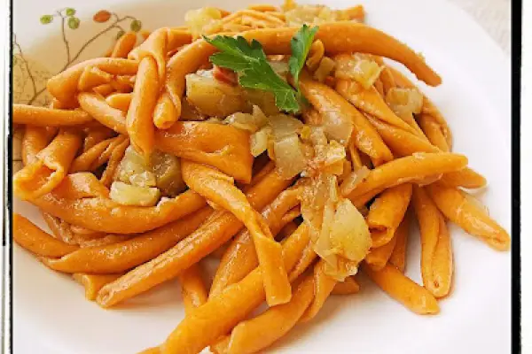 Maccheroni kalabryjskie z kolczochem - Chayote Squash Over Calabrian Pasta - Maccheroni calabresi al peperoncino con salsiccia e zucchine spinose