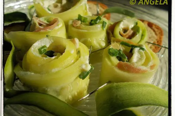 Przystawki (róże) z ogórka i szynki dojrzewającej - Cucumber & Ham Rolls - Girelle di cetrioli e prosciutto crudo