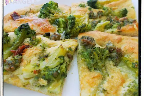 Focaccia z brokułami i kiełbaską - Broccoli and Sausage Focaccia - Focaccia con broccoli e salsiccia
