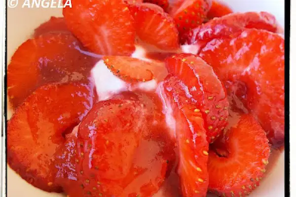 Truskawki z kremem serowym (deser) - Strawberries with Mascarpone Whipped Cream - Fragole alla crema di mascarpone