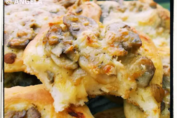 Pizzerinki z pieczarkami, cebulą i serem - Small mushroom, cheese & onion cakes/pizzas - Pizzette alla polacca con cipolle, funghi e formaggio
