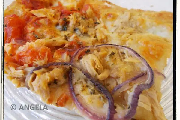 Pizza śródziemnomorska z tuńczykiem, pomidorami i cebulą - Pizza Mediterranea with Tuna and Red Onions - Pizza mediterranea con tonno e cipolle rosse