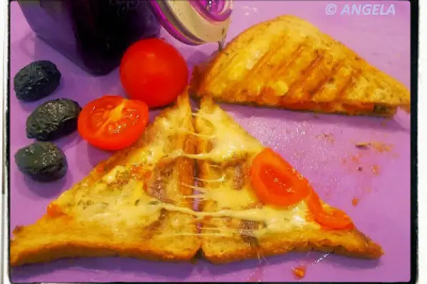 Zapiekane tosty z serem i sardelą - Cheese and anchovies toasts - Tramezzini tostati con le acciughe e formaggio