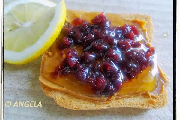 Szybki deser arachidowo-porzeczkowy - Quick peanut and raspberry dessert - Fetta biscottata con burro d arachidi e ribes