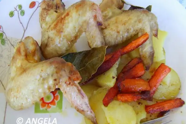 Skrzydełka z kurczaka na liściach laurowych - Fried chicken wings on bay leaves - Le ali di pollo con l alloro in padella