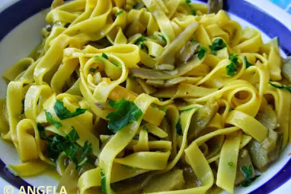 Makaron (wstążki) z szafranem i karczochami - Tagliatelle pasta with saffron and artichokes - Tagliatelle allo zafferano e carciofi