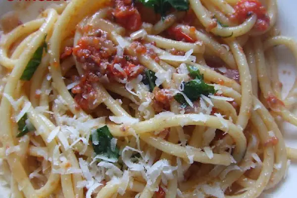 Spaghetti w sosie z ikry pstrąga - Spaghetti with trout caviar - Spaghetti al sugo con uova di trota