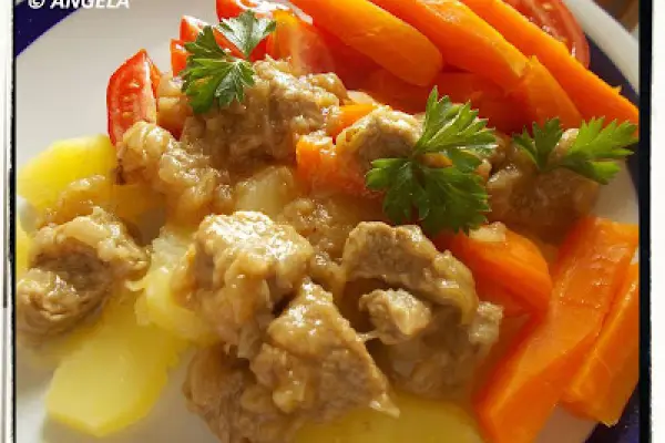 Cielęcina duszona na maśle i cebuli - Stewed Veal Chops With Butter And Onions - Stufato di vitello al burro e cipolle