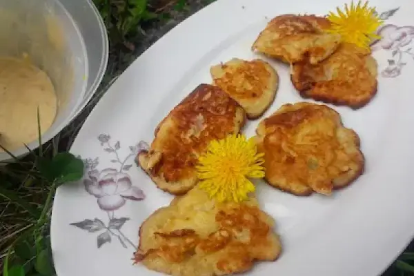 Racuchy mniszkowe z jabłkami - Dandelion Pancakes With Grated Apples - Le frittelline con fiori di tarassaco e mele grattuguate