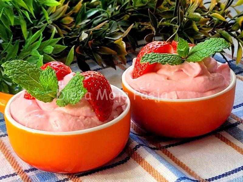 Szybkie lody truskawkowe z jogurtem