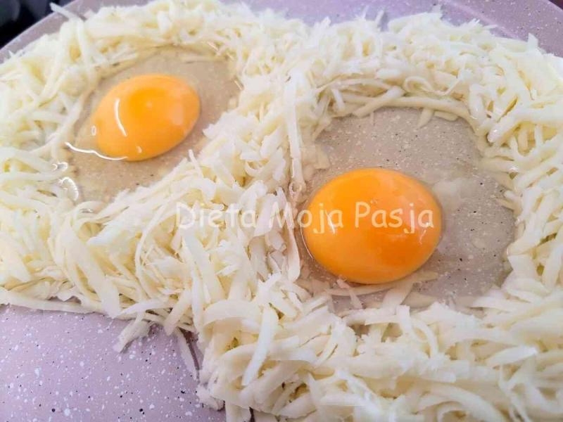 Pomysł na jajka sadzone z mozzarellą