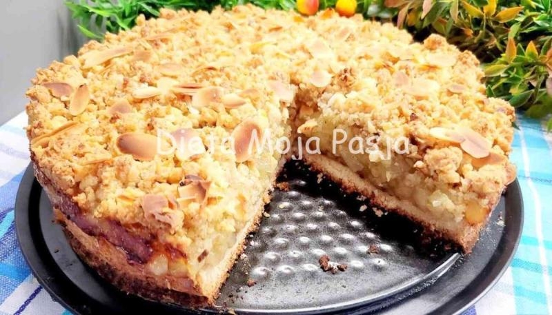 Ciasto z jabłkami i orzechową kruszonką