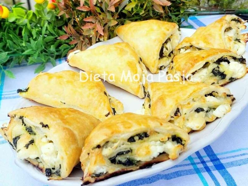 Ciasto francuskie ze szpinakiem i fetą
