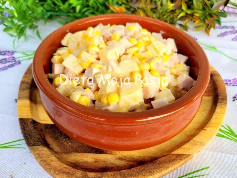 Hawajska sałatka z szynką i ananasem