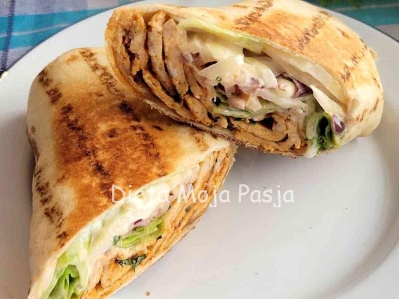 Domowy kebab z mięsa mielonego pieczony w papierze