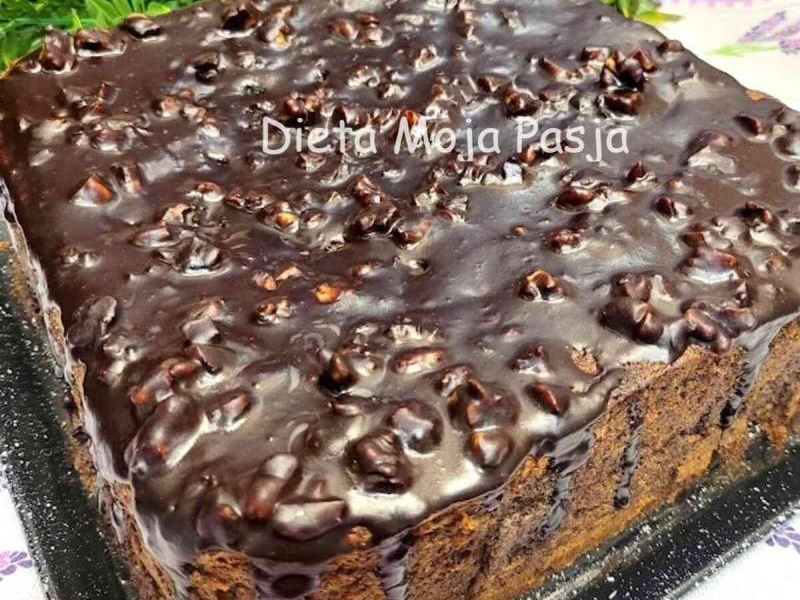 Szybki makowiec z prażonymi jabłkami