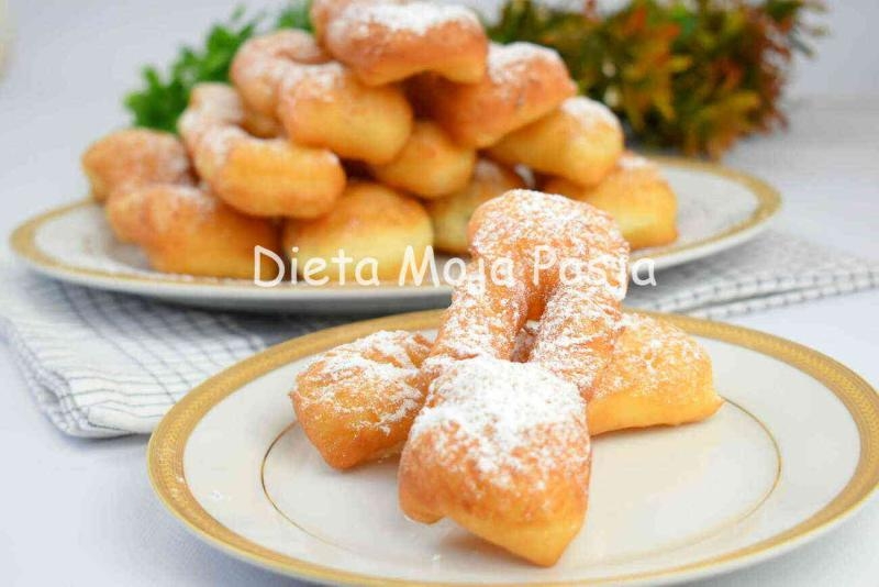 Puszyste faworki drożdżowe