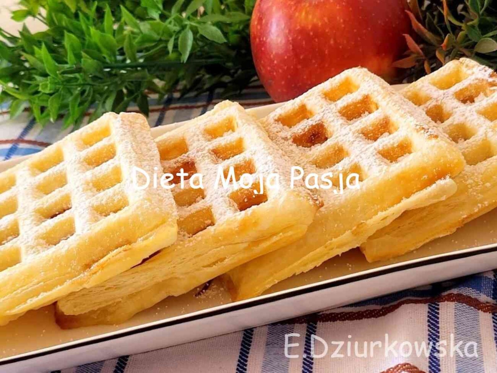Gofry z ciasta francuskiego z jabłkami i cynamonem
