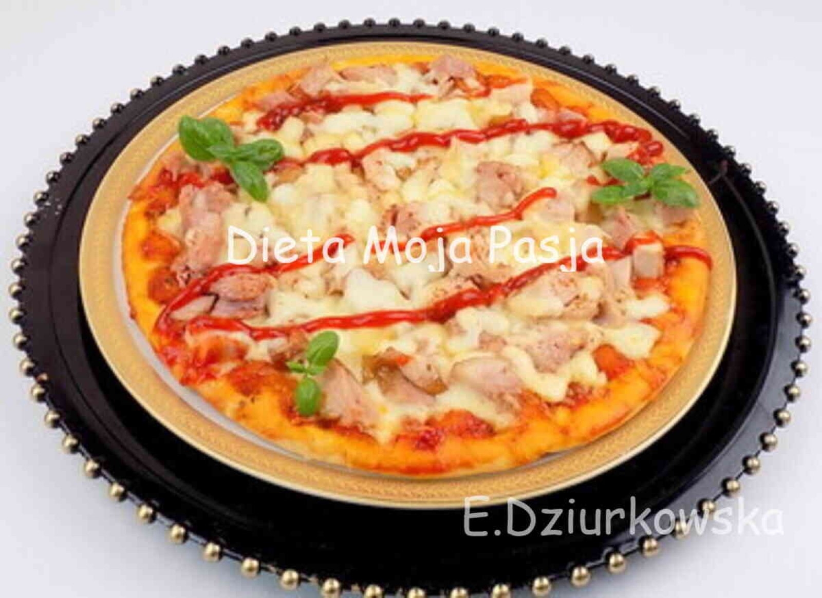 Pizza przepis z wędzonym kurczakiem i serem na patelni