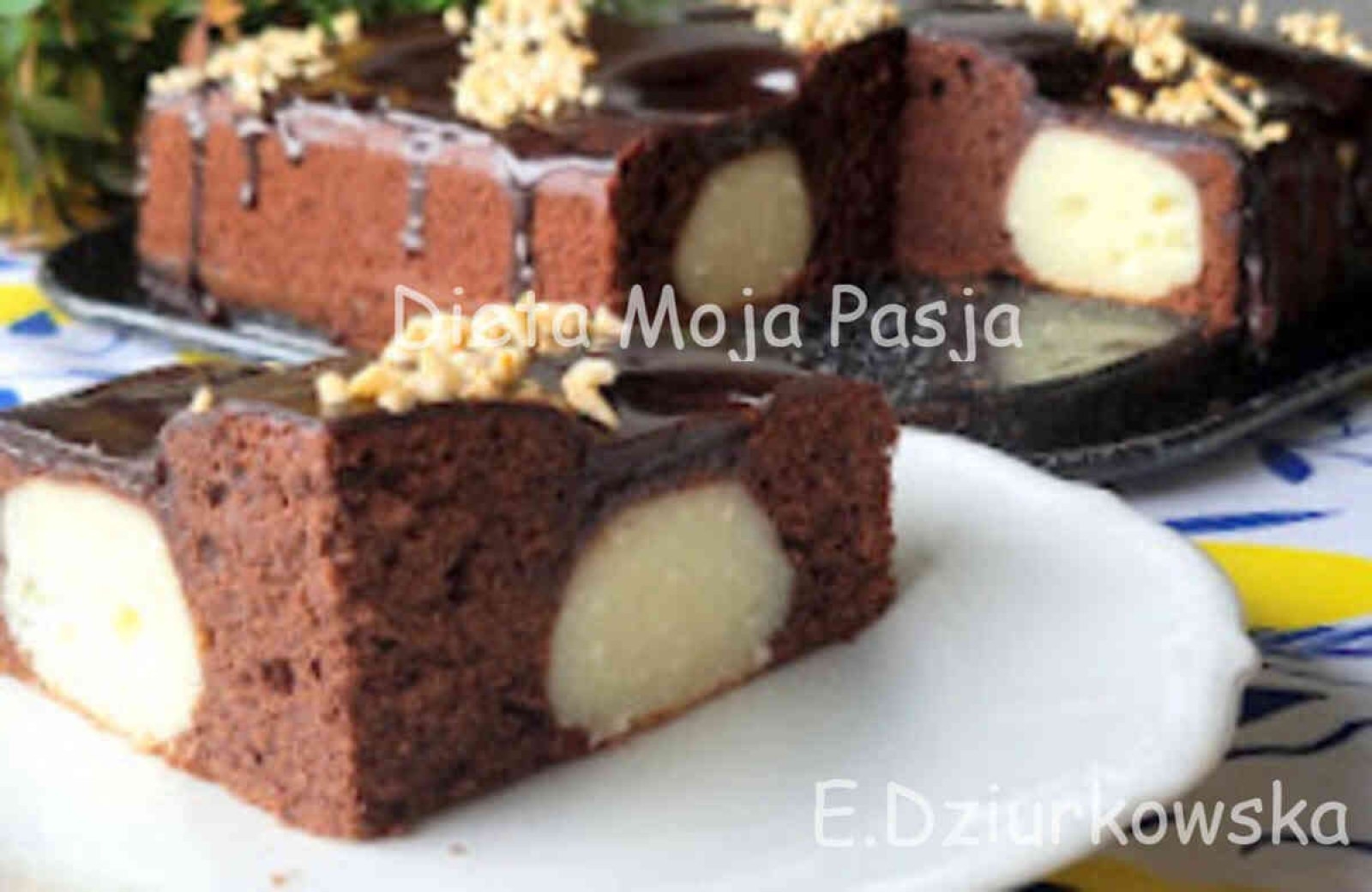 Puszyste ciasto czekoladowe z kulkami serowymi