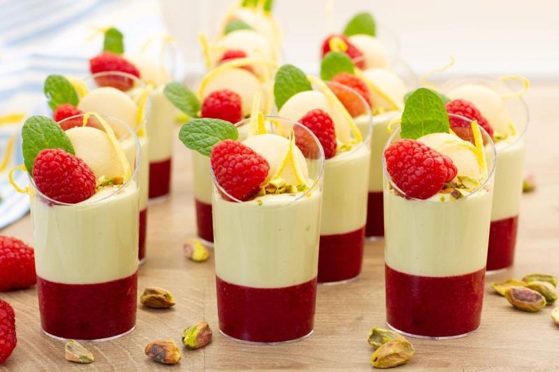 Deserek pistacjowo-malinowy w pucharku