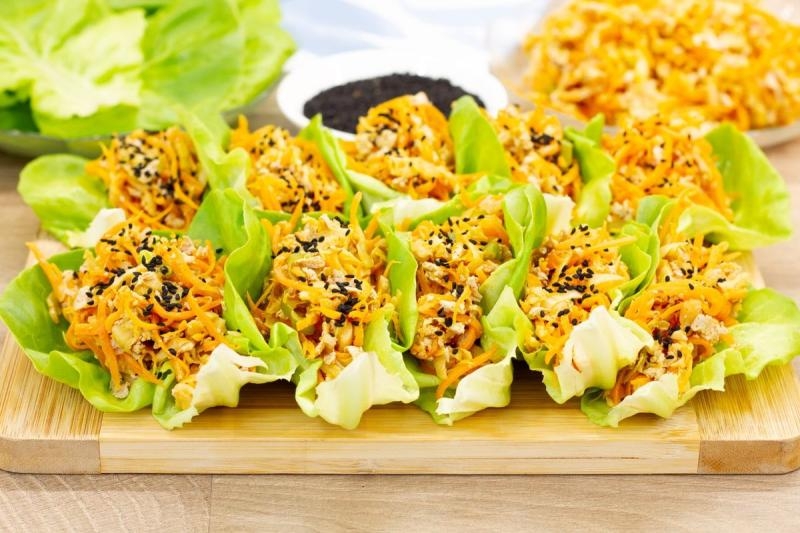 Warzywa z tofu na liściach sałaty