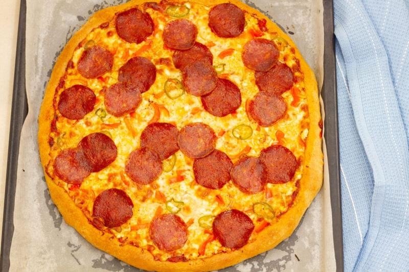 Pizza orkiszowa z salami i pepperoni
