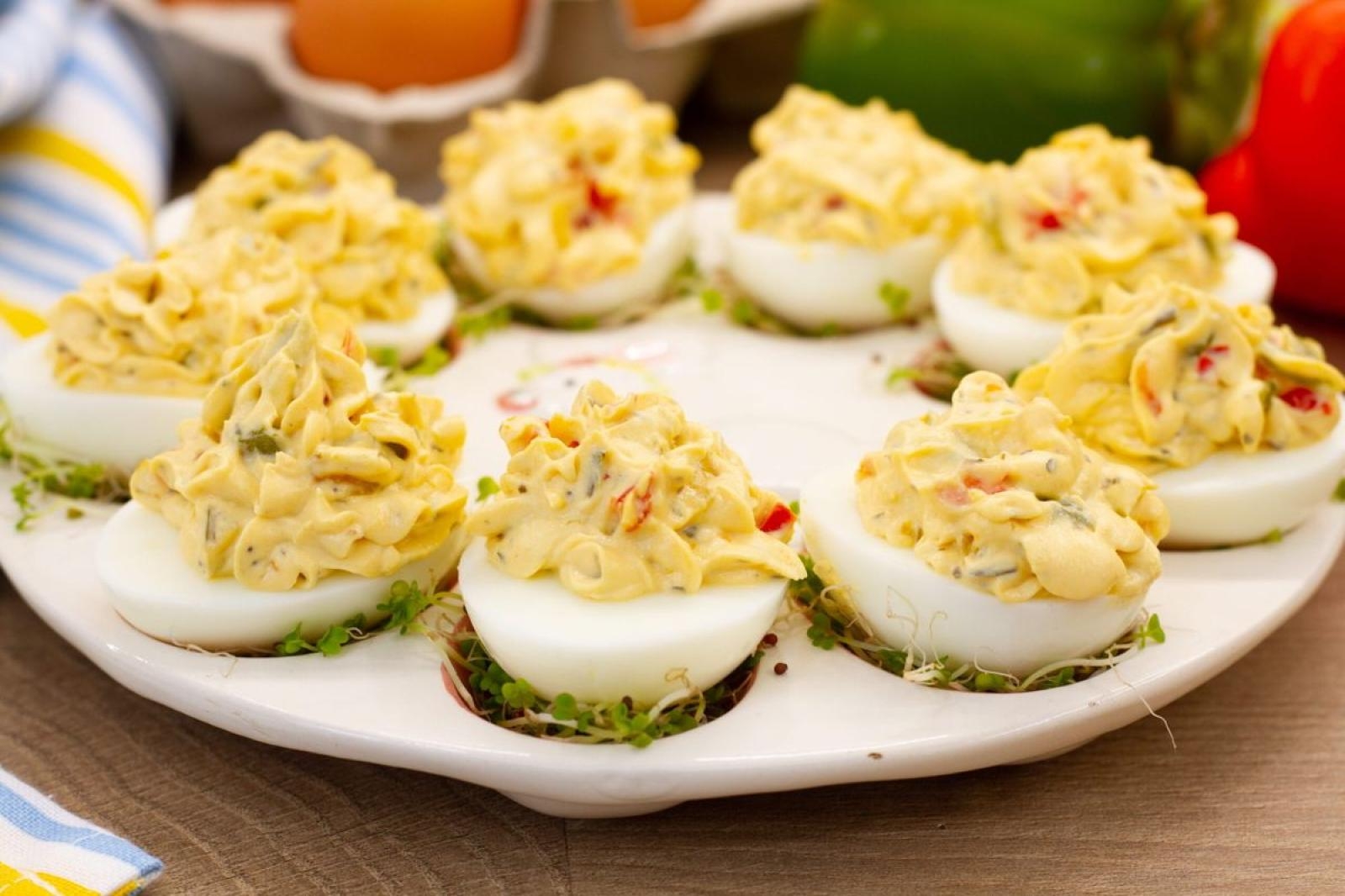 Jajka faszerowane kremem paprykowym
