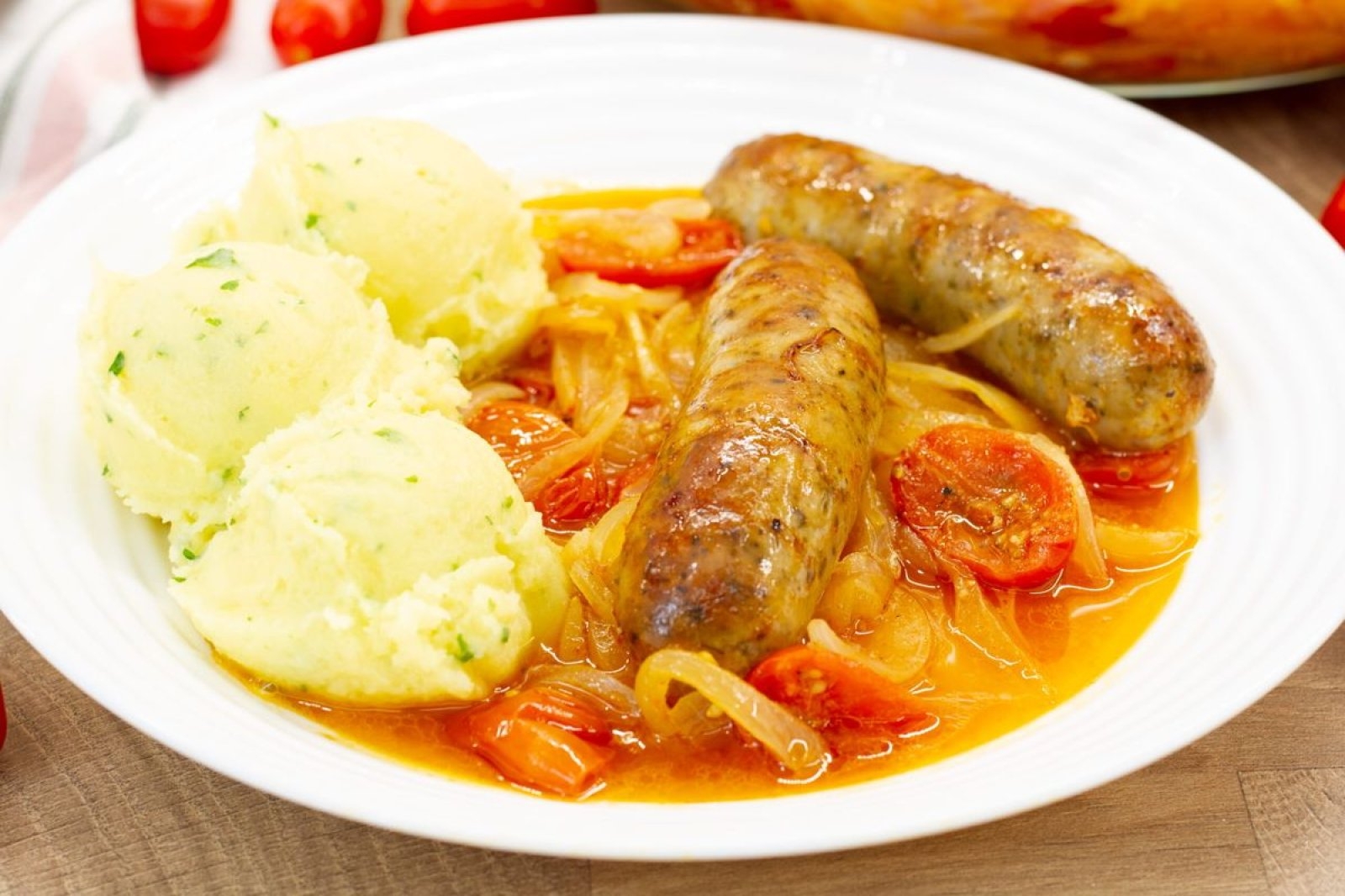 Biała kiełbasa pieczona z cebulą i pomidorami