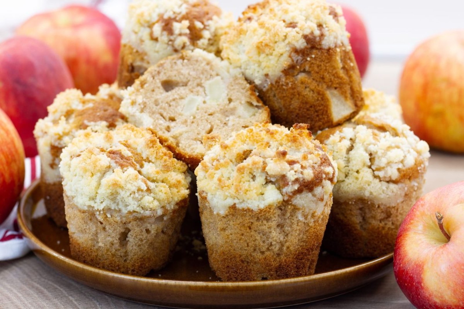 Muffinki cynamonowe z jabłkami i kruszonką