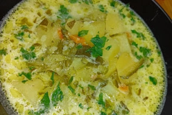 Zupa ogórkowa z ziemniakami i ryżem z ogórków kiszonych w curry