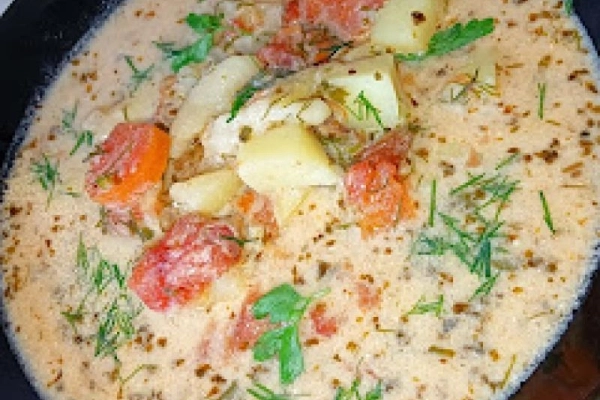 Zupa pomidorowa z ziemniakami i zacierką