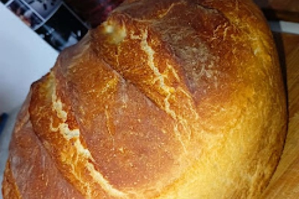 Chleb pszenny na maślance z naczynia żaroodpornego