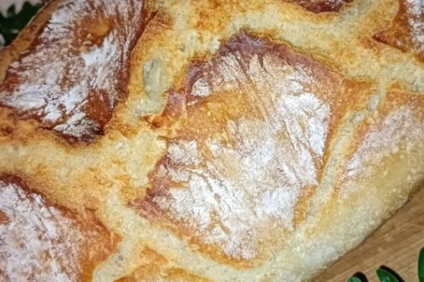 Chleb pszenny z naczynia żaroodpornego