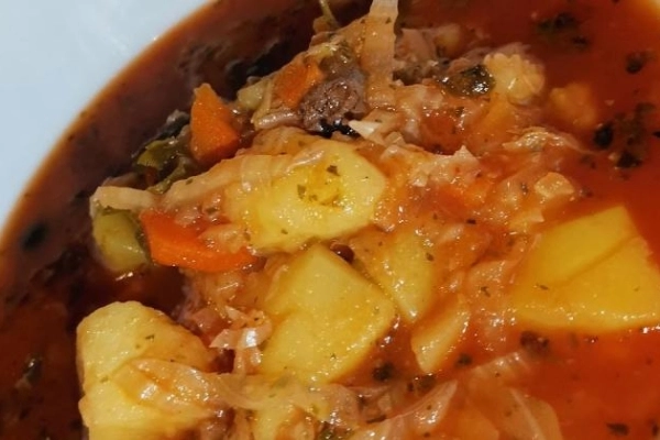 Zupa z kapusty pekińskiej i koncentratem pomidorowym